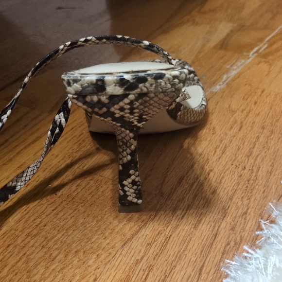 Elegant Strappy Sandals - Tan - Picture 5 of 6